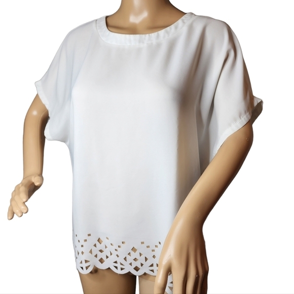 Everly white cutout flowy blouse. Small - Picture 1 of 16